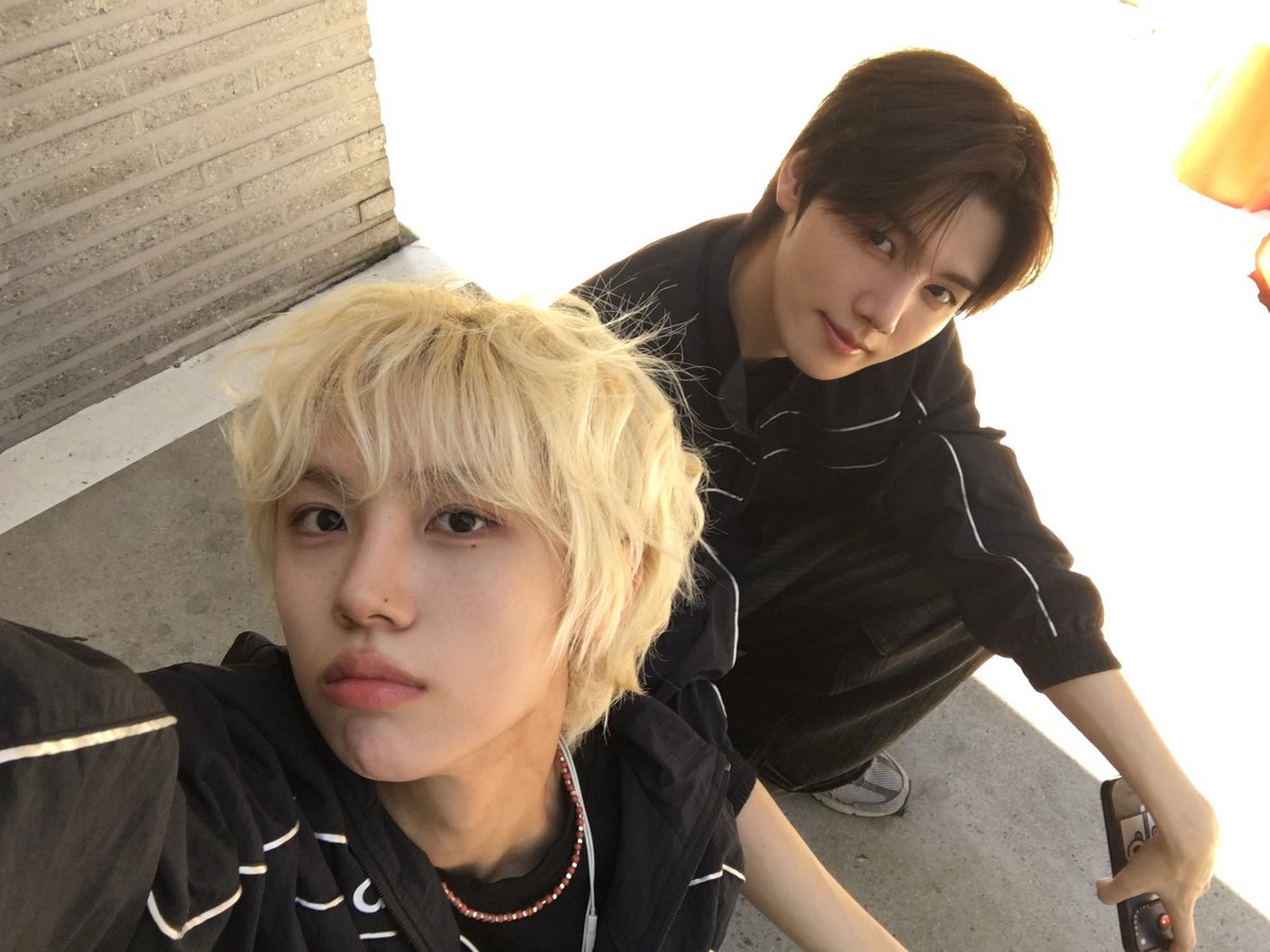 CRAVITY_twt's tweet photo. 강미니 생축:) 콜라겐 마스크팩 붙이고 꿀피부 되장🍯
#성민 #민희 
#HAPPYMINHEEDAY https://t.co/aawkPx8p0j
