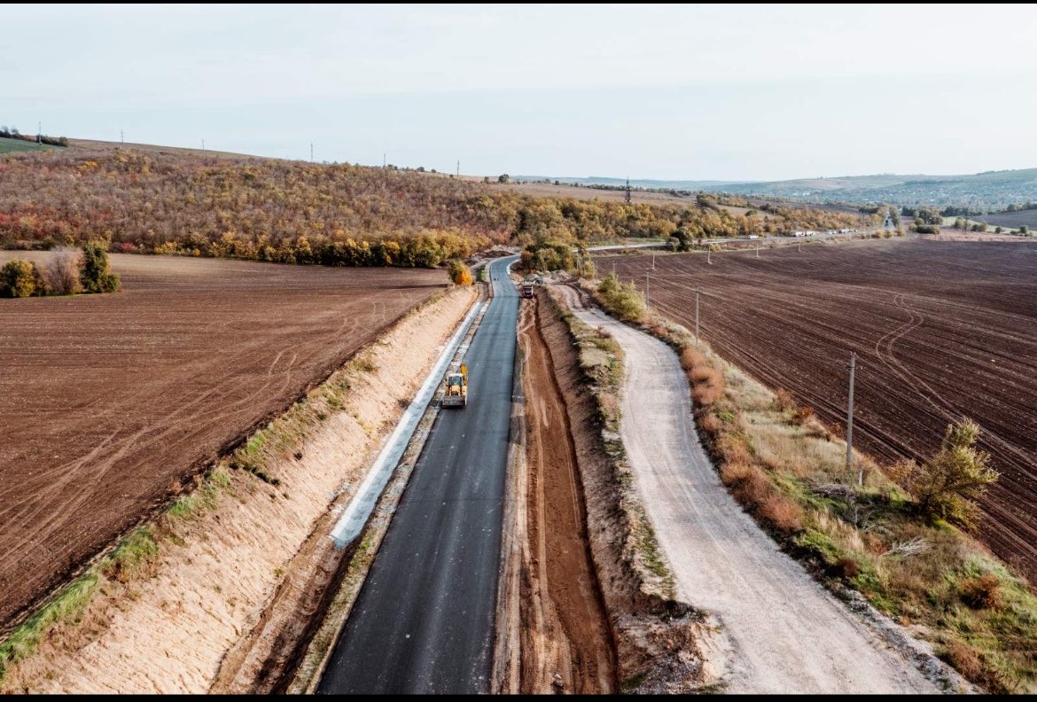 MoldovaPulse's tweet photo. 🛣️ Moldova începe lucrările de reparație capitală pe un sector de 9 km al drumului G108, în raionul Anenii Noi.

Investiția este de peste 122 milioane de lei, iar lucrările sunt planificate pentru 24 de luni. 🇲🇩

#Moldova #Infrastructură #Drumuri https://t.co/CPcudZcRyw