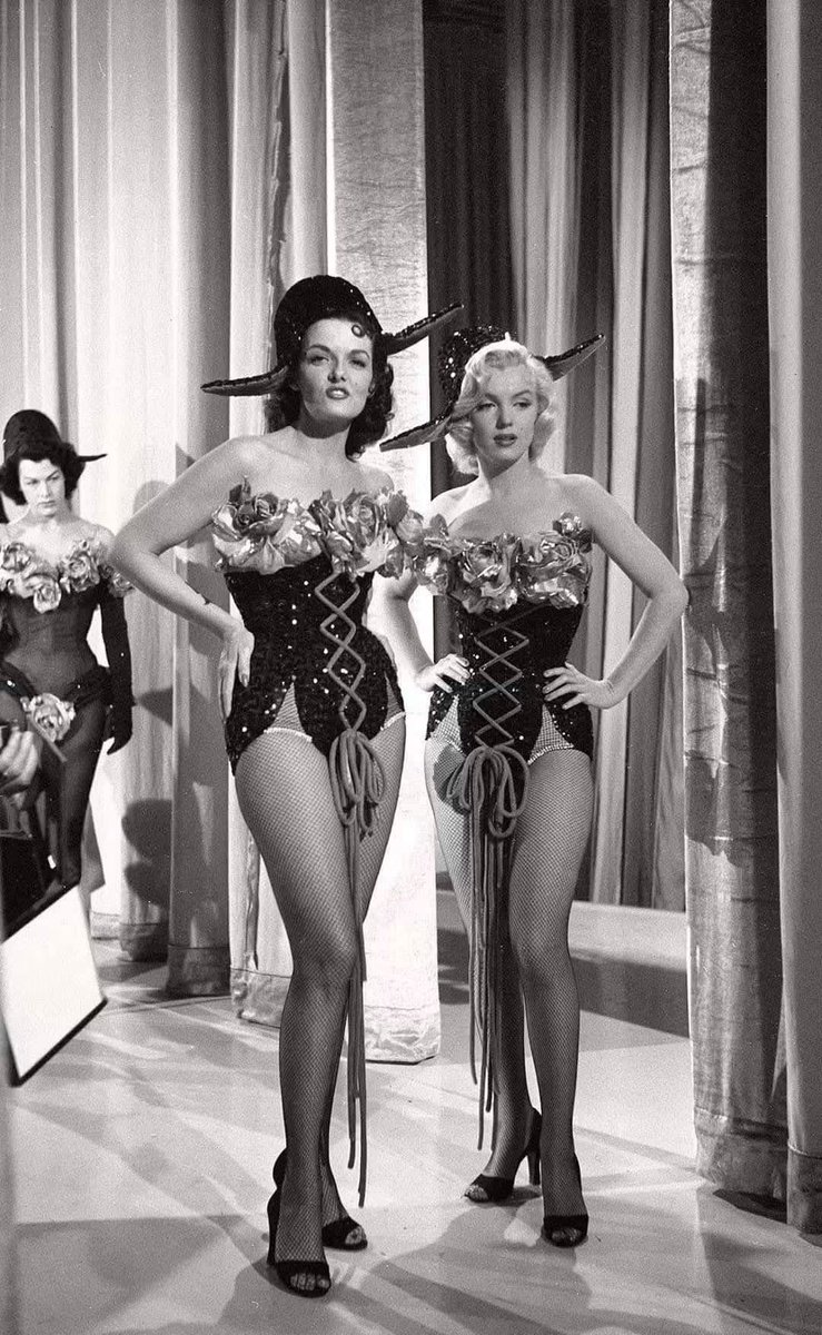 Clubpassionmar2's tweet photo. Bonne journée de jeudi.
Have a sweet Thursday.
#Marilyn #MarilynMonroe #clubpassionmarilyn #GPB #leshommespreferentlesblondes #gentlemenpreferblondes #coulisses #Backstage #scènecoupée #cutscene https://t.co/irkOcWK8cE