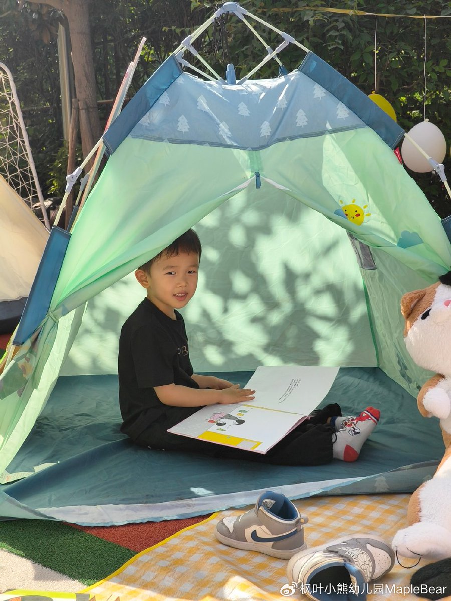 velvs105169's tweet photo. Today’s best moment: building a fort with my little helper—blankets everywhere, big giggles, and all my worries gone. https://t.co/A5pIocLkiK