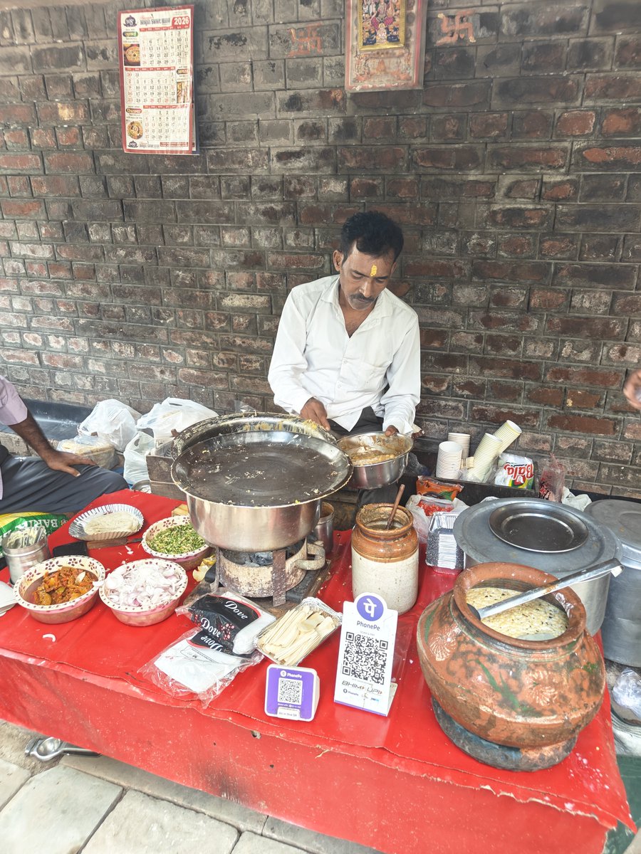 vijaylokapally's tweet photo. This is Mr. Jaipal, selling matar kulcha at the same spot for 46 years. Behind the Modern School Barakhamba Road, close to Bengali Market. Among his clients were famous cricketers and NSD trainees. Some still come in luxurious cars. He charges Rs 50 per plate. Please visit him. https://t.co/1OphlHYTGl