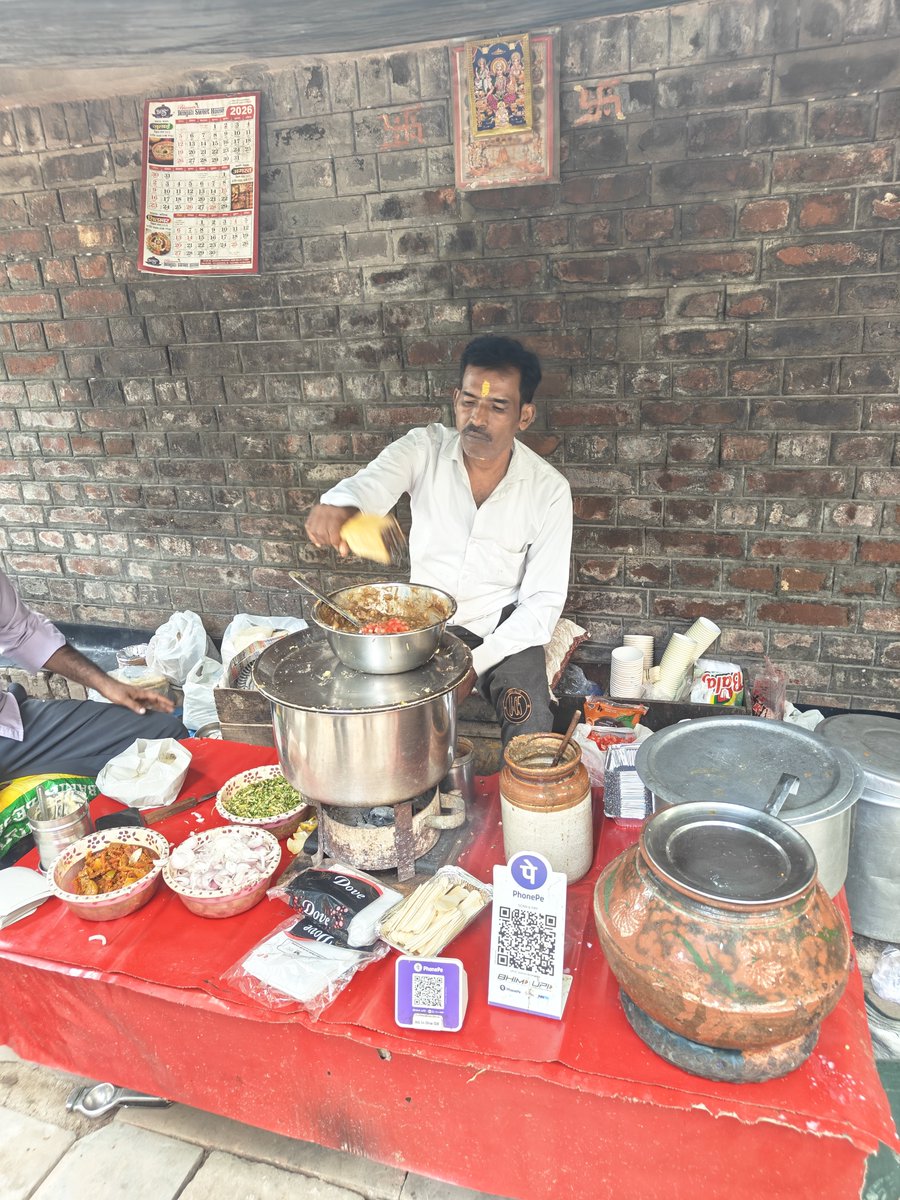 vijaylokapally's tweet photo. This is Mr. Jaipal, selling matar kulcha at the same spot for 46 years. Behind the Modern School Barakhamba Road, close to Bengali Market. Among his clients were famous cricketers and NSD trainees. Some still come in luxurious cars. He charges Rs 50 per plate. Please visit him. https://t.co/1OphlHYTGl