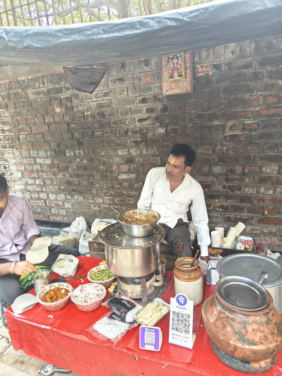 vijaylokapally's tweet photo. This is Mr. Jaipal, selling matar kulcha at the same spot for 46 years. Behind the Modern School Barakhamba Road, close to Bengali Market. Among his clients were famous cricketers and NSD trainees. Some still come in luxurious cars. He charges Rs 50 per plate. Please visit him. https://t.co/1OphlHYTGl
