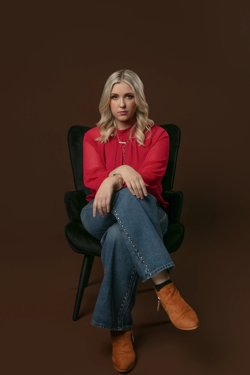 _Hailey_Newman's tweet photo. There is something about a fiddle line finding its way into a country song , it can bring motion, warmth, and a little bit of home all at once. Those small musical details are what make a recording feel alive. #CountryMusic https://t.co/Q9IIY7xNmm