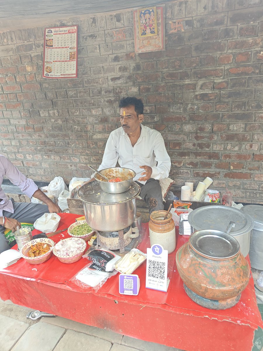 vijaylokapally's tweet photo. This is Mr. Jaipal, selling matar kulcha at the same spot for 46 years. Behind the Modern School Barakhamba Road, close to Bengali Market. Among his clients were famous cricketers and NSD trainees. Some still come in luxurious cars. He charges Rs 50 per plate. Please visit him. https://t.co/1OphlHYTGl