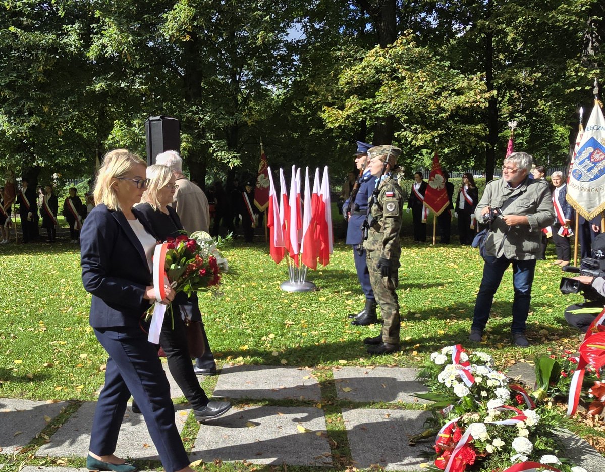 DBarelkowska's tweet photo. 🇵🇱Dziś, w 87. rocznicę sowieckiej agresji na Polskę i w Światowym Dniu Sybiraka, oddajemy hołd ofiarom sowieckiego terroru, zesłańcom i wszystkim tym, którzy zapłacili najwyższą cenę za wierność Polsce. Pamiętamy o ich cierpieniu, odwadze i niezłomności — cześć Ich pamięci! 🇵🇱 https://t.co/ANgDBEixSh
