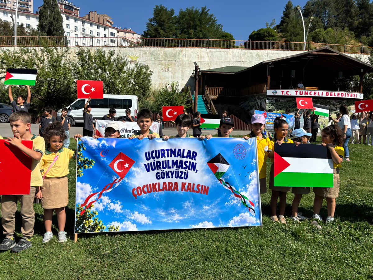 Tunceli_MEM's tweet photo. 🪁Munzur’un Çocukları Gazze İçin Umudu Gökyüzüne Taşıdı

Gazze’de ve dünyanın farklı bölgelerinde yaşanan savaş, çatışma ve insani krizlerden etkilenen çocuklara dikkat çekmek; barış, kardeşlik ve umut duygularını güçlendirmek amacıyla “Uçurtmalar Vurulmasın, Gökyüzü Çocuklara Kalsın” etkinliği gerçekleştirildi.

Etkinlikte bir araya gelen öğrenciler, Türk ve Filistin bayraklarıyla kardeşlik ve dayanışma mesajı verirken, rengârenk uçurtmalarını gökyüzüyle buluşturdu.

Munzur’un çocuklarının ellerinden gökyüzüne yükselen uçurtmalar, Gazze’deki çocuklara uzanan bir umut ve kardeşlik selamına dönüştü.

Dünyanın neresinde olursa olsun çocuklar güvenle büyüsün, özgürce oynasın; uçurtmalar vurulmasın, gökyüzü çocuklara kalsın.

@tcmeb @Yusuf__Tekin @sefikaygol @BahameddinK