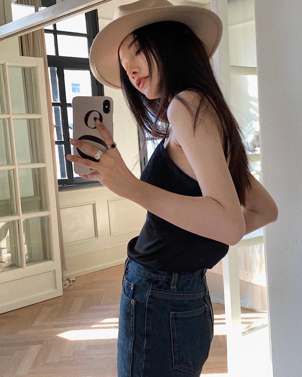 thaynasousa3's tweet photo. Hey there! 🌞 Just wanted to say, the world is a better place with you in it—go shine today! 🌻
idno https://t.co/LMXLhVrHk5