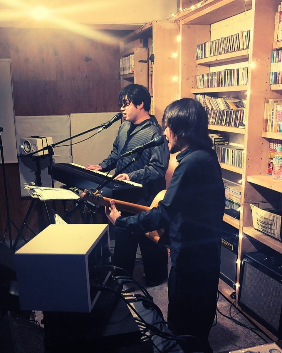 danny_vocalpf's tweet photo. 9/13 おとなり 
"the refugees"で 初出演でした。

木の温かみの空間で鳴る、
上質なサラウンド音響が素敵。

共演の方々も、深く没入させられる音楽で、
こういう対バン好きだなぁ。
音楽ってやはりいい。皆様に感謝。

🪻紫苑
🔥灯火
🟦blue night
🎵メロディア
💥Breakout
☄彗星賛歌 https://t.co/5N1MqWkd6i