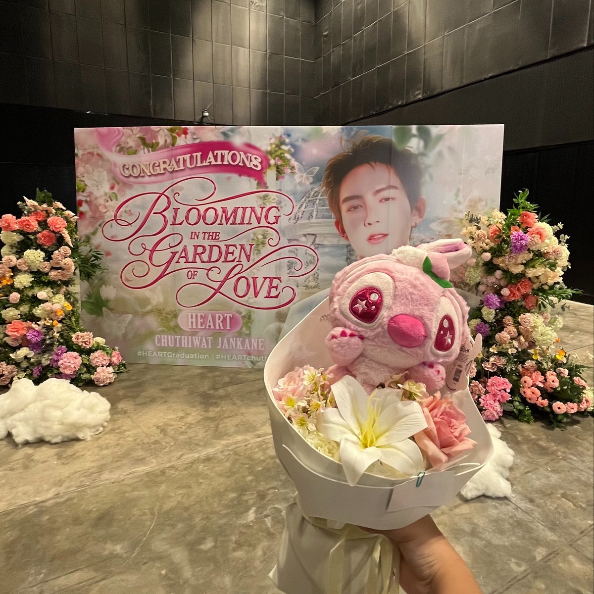 PHUTATCHAI_TH's tweet photo. 𝗖𝗢𝗡𝗚𝗥𝗔𝗧𝗨𝗟𝗔𝗧𝗜𝗢𝗡𝗦 #HEARTchuthiwat 🎓💐

ทางบ้าน PHUTATCHAI OFFICIAL ขอเป็นตัวแทนแฟนคลับ ภูธัชชัย ในการร่วมส่งของขวัญสุดน่ารักแสดงความยินดีให้กับพี่ฮาร์ทในวันนี้คับ🎁💝

ขอให้เส้นทางต่อจากนี้ของพี่ฮาร์ท ประสบความสำเร็จในหน้าที่การ  มีแฟนคลับที่น่ารักแบบนี้ไปนาน ๆ นะคับ✨🩷

SO PROUD OF #HEARTGraduation 💗

#พี่ฮาร์ทนิจุพี่ชุติจบแล้วโว้ย
#PHUTATCHAI 
#BUSbecauseofyouishine