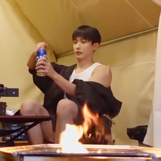 ajibabie218's tweet photo. 캔 따려고 힘주는 얼굴 제발 봐주면 안돼 ? 너무 귀여워 ...... 😖💖 https://t.co/1ZK1pkn6dx