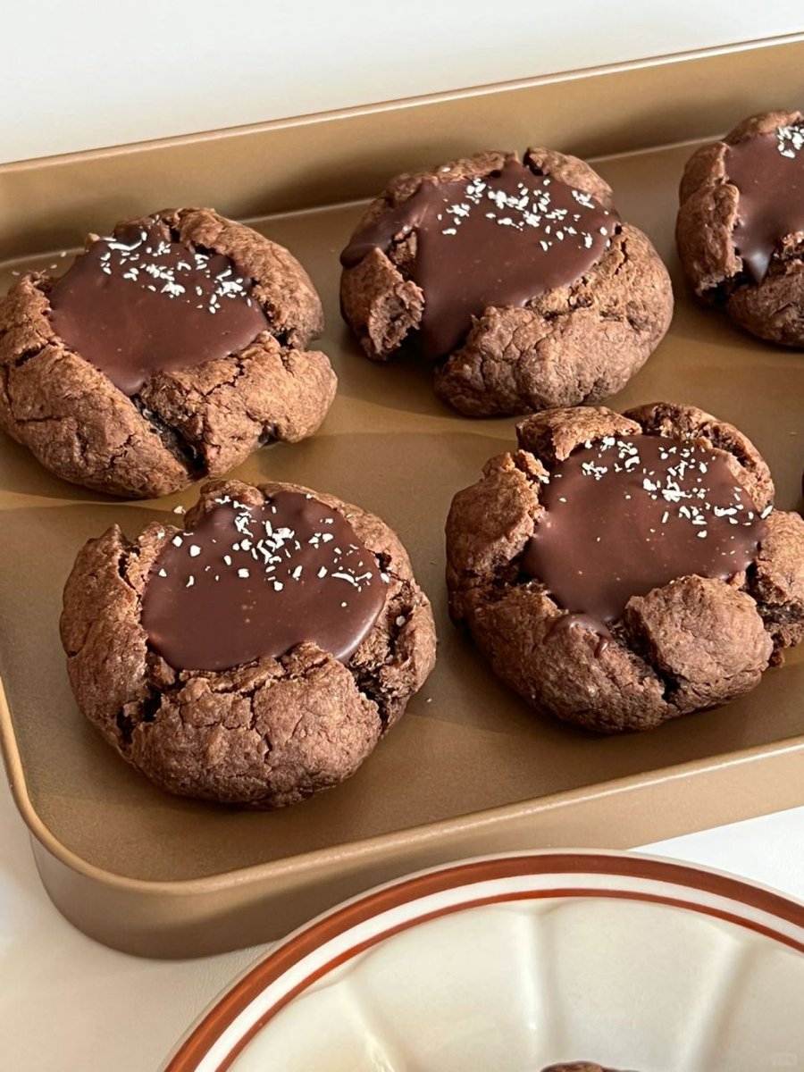 LariEndelmann's tweet photo. Just pulled warm chocolate chip cookies fresh out the oven—golden edges, melty centers, and the whole kitchen smells like pure joy!  Baking = my happy reset.， https://t.co/GPUzxwfRv1