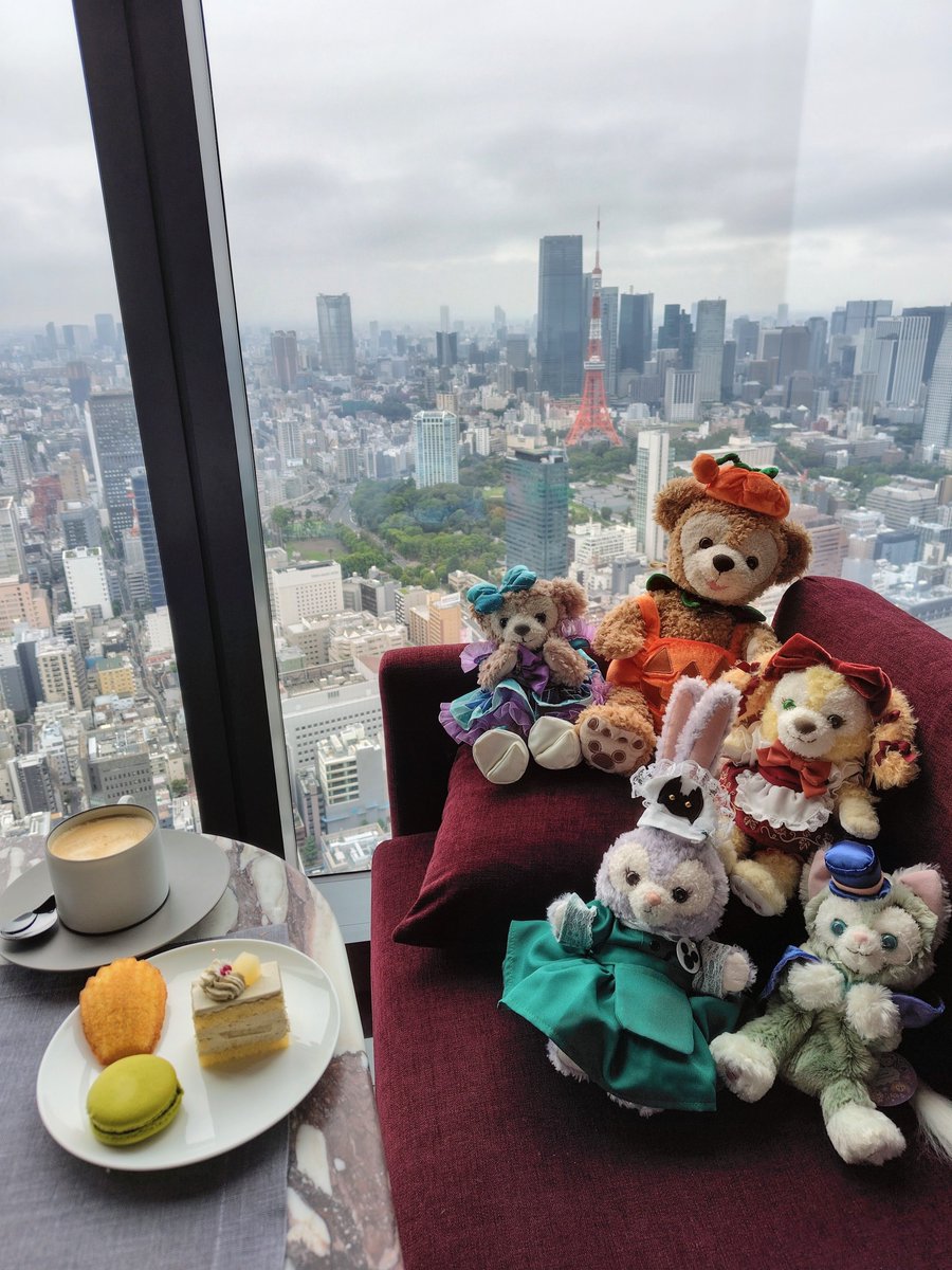 junaduffy's tweet photo. 📍フェアモント東京 43階
窓側席、全部東京タ��ービュー🗼  シーフードもデザートもパンもおかわりできるサンデーブランチ。
焼き立てクロワッサンが危険なくらい美味しい。
  
#ぬい活 もバッチリ決まりますᝰ.ᐟ

詳しくは
本編の解説動画🧸 #ダフちゃんのブッフェ集
⇩「本編動画は引用元です」 https://t.co/t7fAN0WLSy