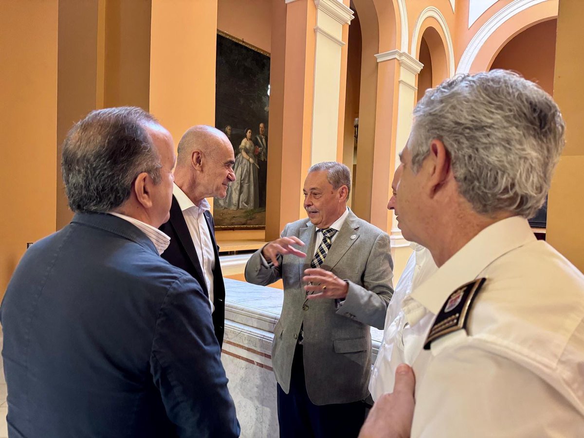 hdadsbernardo's tweet photo. Damos las gracias a PP, PSOE y VOX en el Ayuntamiento de Sevilla por apoyar el patronazgo de la Virgen del Refugio al Cuerpo de Bomberos de Sevilla. https://t.co/mard93nXqG