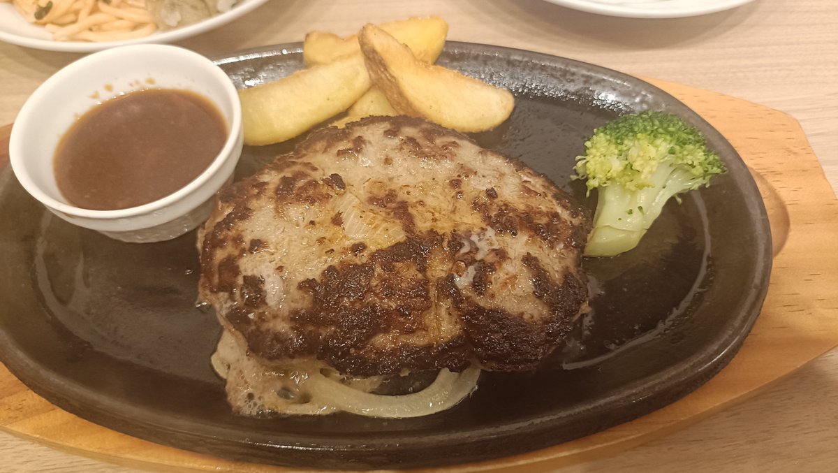 yiijima1's tweet photo. ハンバーグ+🥗 https://t.co/zrIQmoySzI