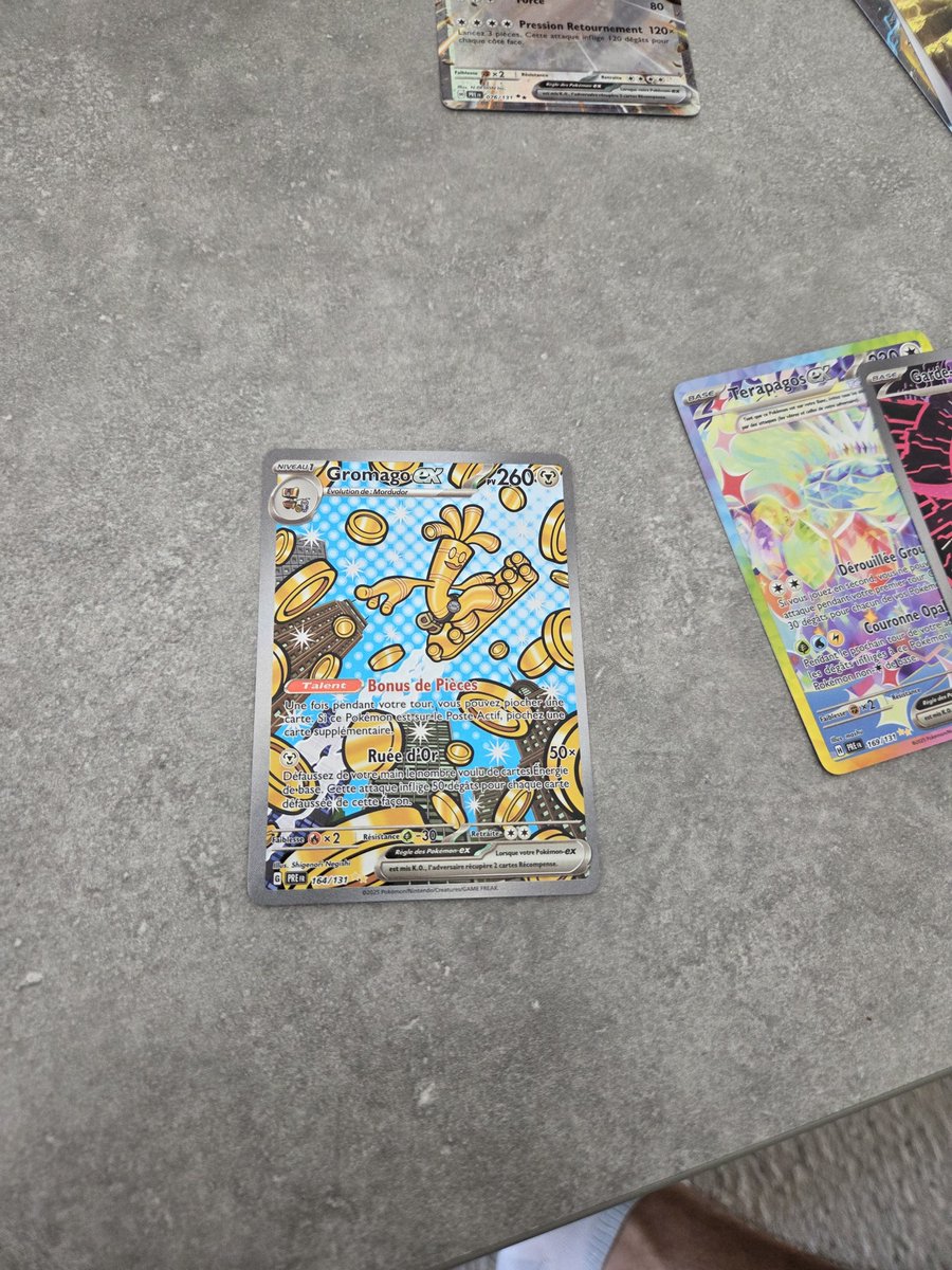 NathanStrong97's tweet photo. Pas trouvé de ETB aujourd'hui donc je me suis venger au distributeur de cartes, j'ai pris les 3 dernières de l'extension prismatique évolution et j'ai eu 3 alts / SIR dans un seul booster puis une autre dans une autre https://t.co/abVMxEbK9k
