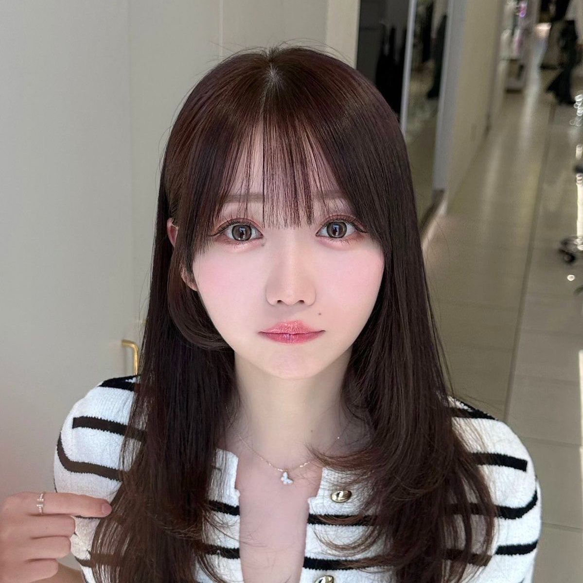 Shakai_moti's tweet photo. こういう前髪にしたいのに、前髪につむじあってぱっくり割れちゃうしアイロン通してもうねるんだけど誰か対策方法教えてください😭😭😭 https://t.co/2WhSsBvoEF