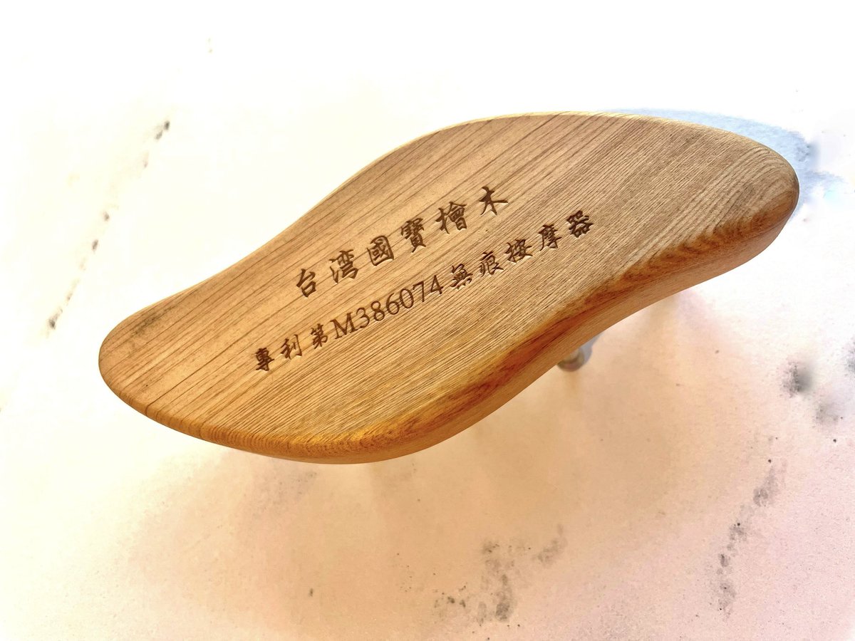 頭皮が硬い人は騙されたと思ってこれを買いなさい... エステで施術されてからあまりの気持ちよさに即買い。力を入れなくてもゴリゴリほぐせるし、最初は結構痛いはず。頭皮から首までほぐすとめちゃくちゃ気持ちよくて顔のたるみも軽減されるし、血流良くなって肌にツヤが出るよ…（使い方４枚目） https://t.co/xMI5He9udR