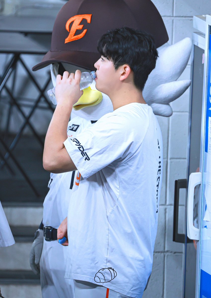 inseo_59's tweet photo. 260908 한화이글스 허인서

위니형 옆에 뚱냥이

#한화이글스 #허인서 
#모든날의인서를응원합니다 https://t.co/auAOjjdXuq