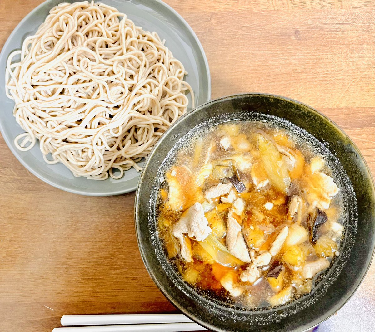 18me_bon's tweet photo. 肉茄子蕎麦。 https://t.co/ei4fmznK80