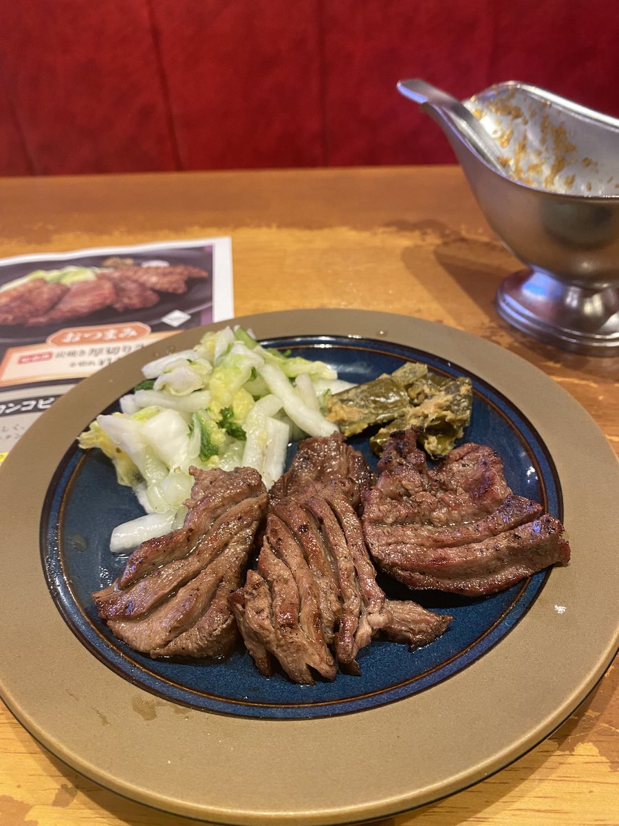 OTNK628's tweet photo. 初めてブロンコビリー入ったんだけど、、
店内で大々的に謳ってた「厚切り牛タン」頼んで運ばれてきたらコレ笑笑笑

オレの目がおかしいのか店員さんに聞いてみたら、、、
焼き直しますって期待して待ってたら、やっぱ小さい、、
写真と違う、違い過ぎる
#ブロンコビリー #厚切り牛タン #詐欺 https://t.co/9ot49XoMMl