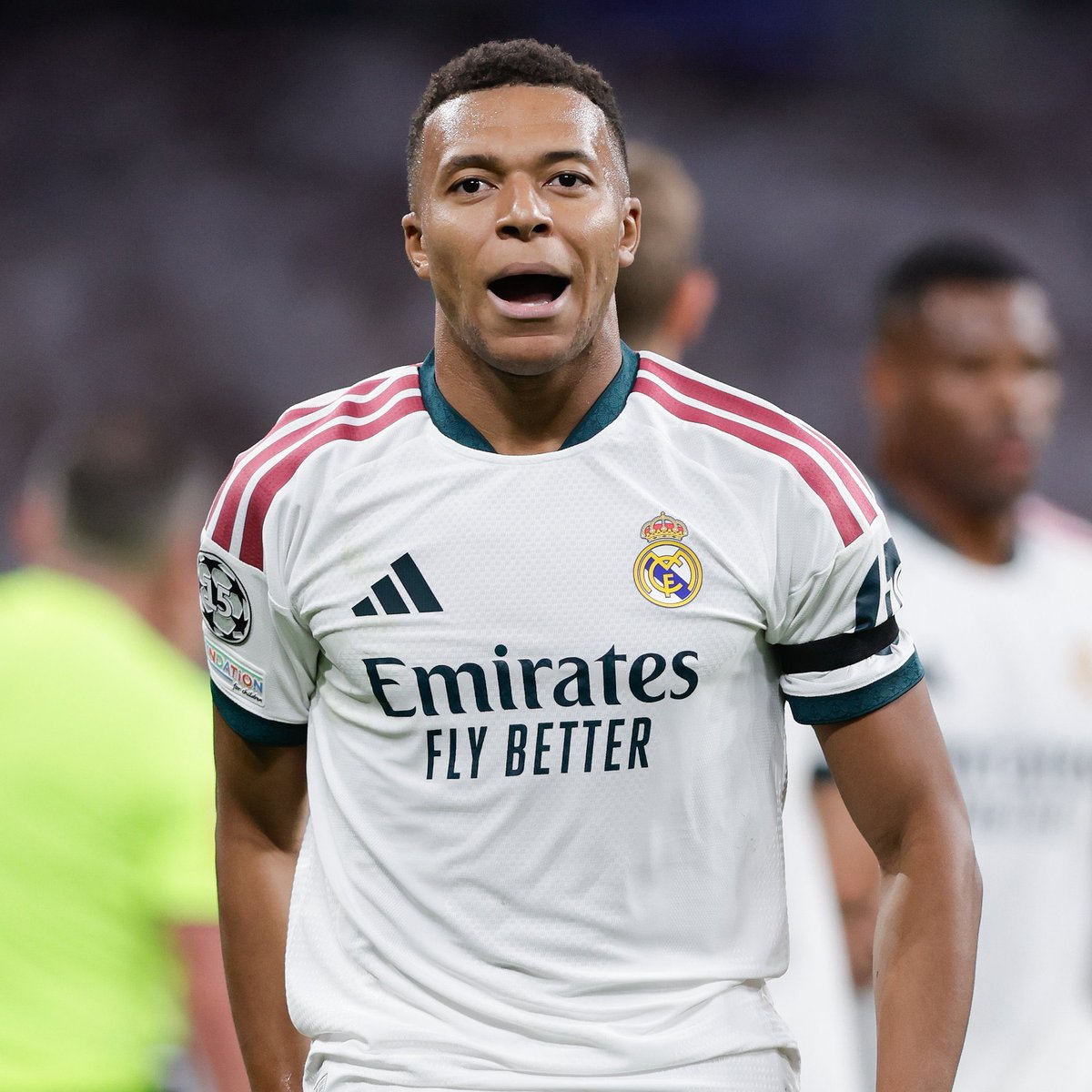 ActuFoot_'s tweet photo. 🚨🚨 Kylian MBAPPÉ 🇫🇷 SUR LE BALLON D’OR 🌕 : « JE PENSE QUE C’EST UNE BONNE ANNÉE POUR LE GAGNER !

Mon meilleur avocat ? MES PIEDS. 😁

Peu importe combien je parle. LE PLUS IMPORTANT POUR MOI EST QUE LE BALLON D’OR REVIENNE AU REAL MADRID. 🤍

Il doit retourner au Bernabéu, aux madridistas, qu'il revienne pour tous ces gens pour leur donner de l'illusion. 

Ces personnes le méritent plus que tout le monde. » 🤩

🎙️ @diarioas