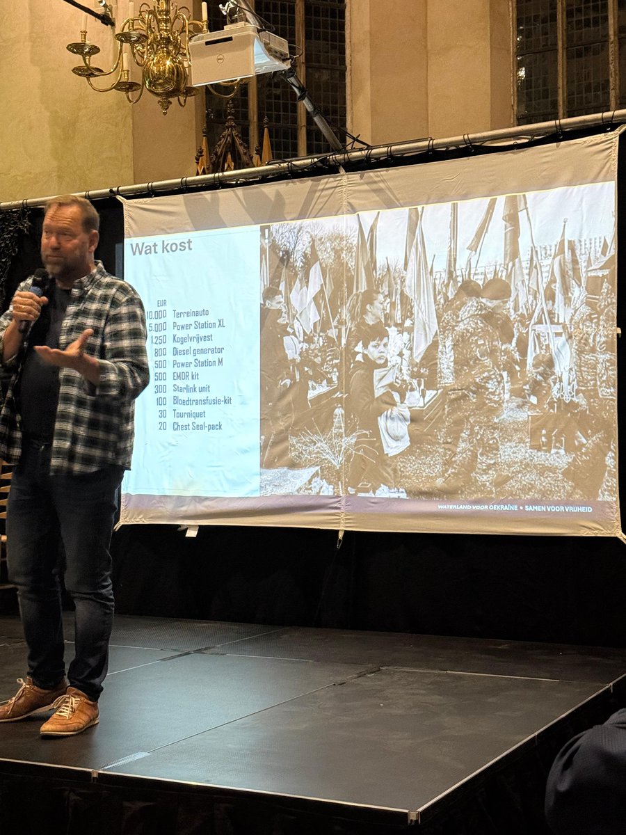 fromvlee's tweet photo. Wat een avond: Waterland voor Oekraine in Grote Kerk Monnickendam: volle bak, meer dan 200 mensen, 5 Oekraiense militairen. Joris Luyendijk, Hubert Smeets, Marcia Luyten analyseerden. Geef ook voor een 3e konvooi vanuit Waterland, via https://t.co/PuwshjK2oR ovv Waterland https://t.co/fBet7w9OX5
