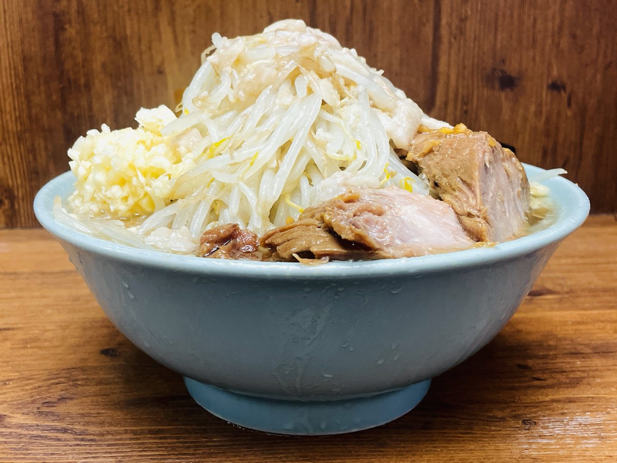 oishiidesyo's tweet photo. ラーメン二郎 池袋東口店
ラーメン(ヤサイニンニクアブラ)
生玉子

生姜香るアブラ。
とろけるヤサイ。
出汁感あるスープ。
甘めの染み豚。
てりてりの弾力麺〜。
やさしい生玉子。

美味しいね。 https://t.co/bPkwlRghiM