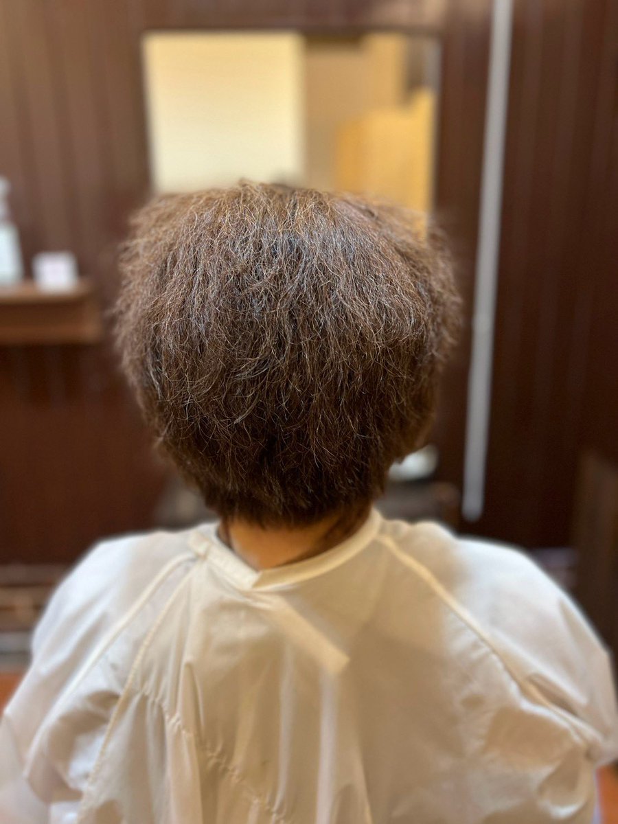 yasue_team's tweet photo. 「何cm伸びたら、
縮毛矯正できますか？」

治療後の髪では、
長さだけでは判断しません。

髪の硬さ。
カールの強さ。
前髪や頭頂部の状態。

同じ長さでも、
髪の状態は一人ひとり違う。

だから私たちは、
まず「今の髪」を見ます。 https://t.co/USQB8IDdG9
