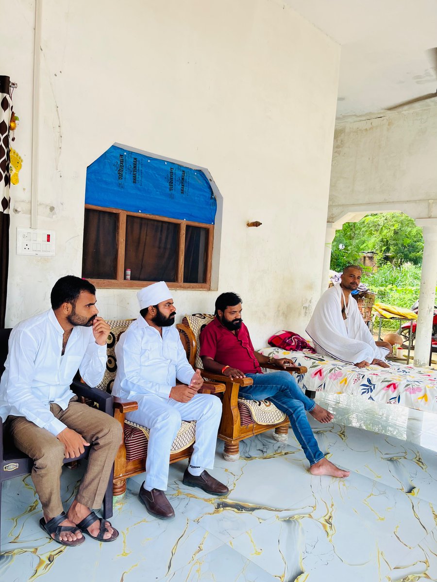 santoshverma009's tweet photo. हरैया विधानसभा क्षेत्र-307 की ग्राम सभा धरमपुर के निवासी श्री कमलेश शुक्ला जी की भाभी के निधन उपरांत उनके आवास पहुँचकर शोकाकुल परिजनों से भेंट की एवं अ��नी गहरी शोक संवेदना व्यक्त की। https://t.co/Bgby9zYUAj