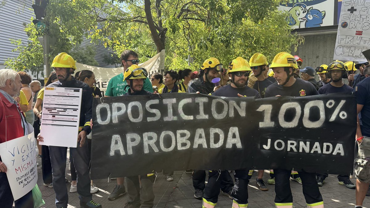 JLUISGARCIAS22's tweet photo. Hoy con los @bomberos_infoma enfrente de la Asamblea de Madrid en defensa de sus legítimos derechos que les ampara la Ley de Bomberos Forestales.
¿Hasta cuándo  @IdiazAyuso esperas  para resolver estas condiciones precarias  de estos trabajadores de la @112cmadrid? https://t.co/WyprdfBJ3n