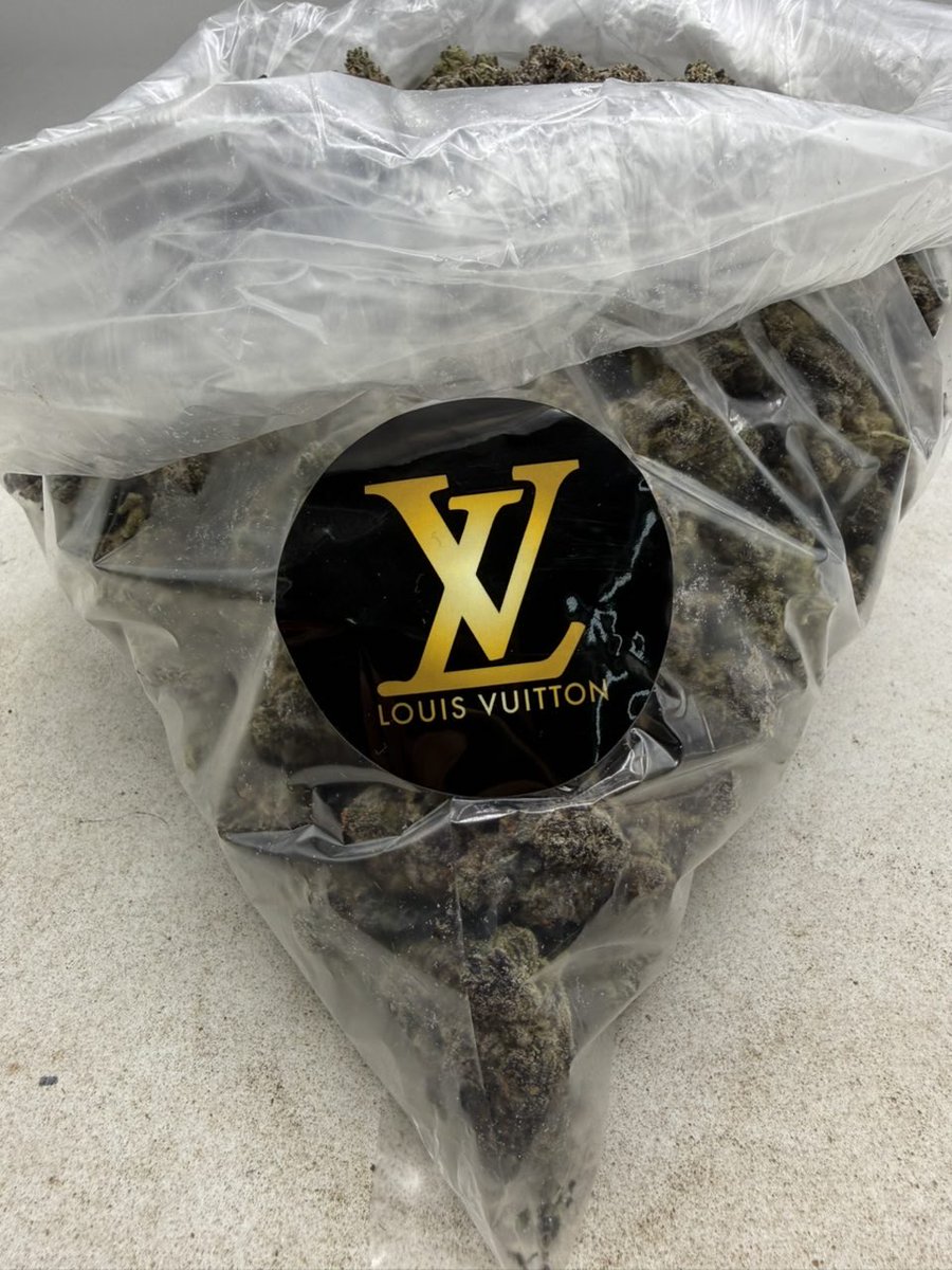Thethirdeyqeyv's tweet photo. LV Exotic https://t.co/HogYA3NTZz