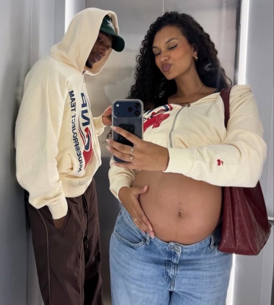 IamJoe_lOmiat's tweet photo. My sister finally pregnant with her first baby.

Still looking this beautiful while pregnant is one of the biggest flexes a woman can have. 🤰❤️ https://t.co/2NVe5mBa9W