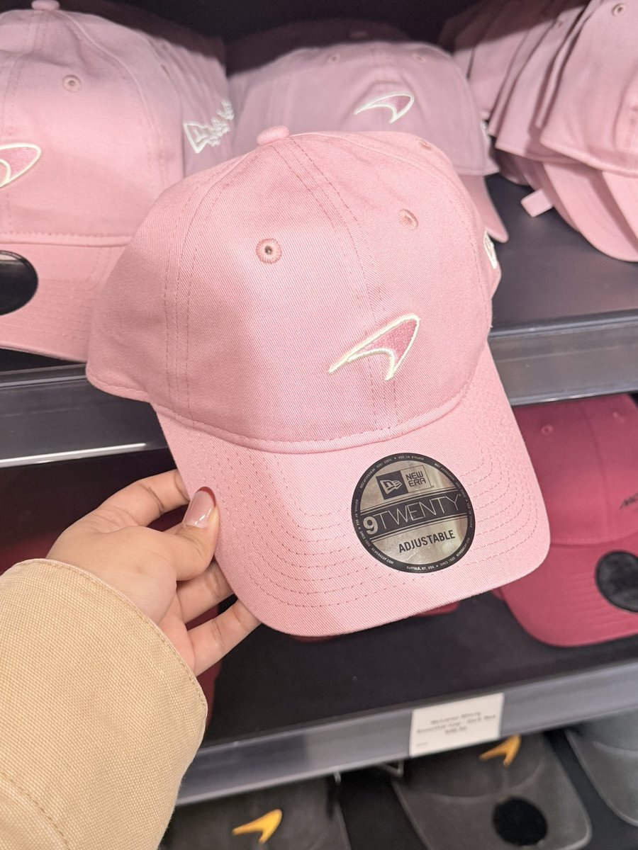 putrikusuma18's tweet photo. Halooo fans f1 indonesia yang mau jastip topi mclaren atau merch f1 bisa dm aku yaa. Si pinky ini mumpung stocknya lumayan banyak di australia. kalau mau dm akuu ya

Availability check store first ya, karena stock bisa berubah 
Close order 20 September
ETA: 30 September￼ https://t.co/RWS8OxH3OF