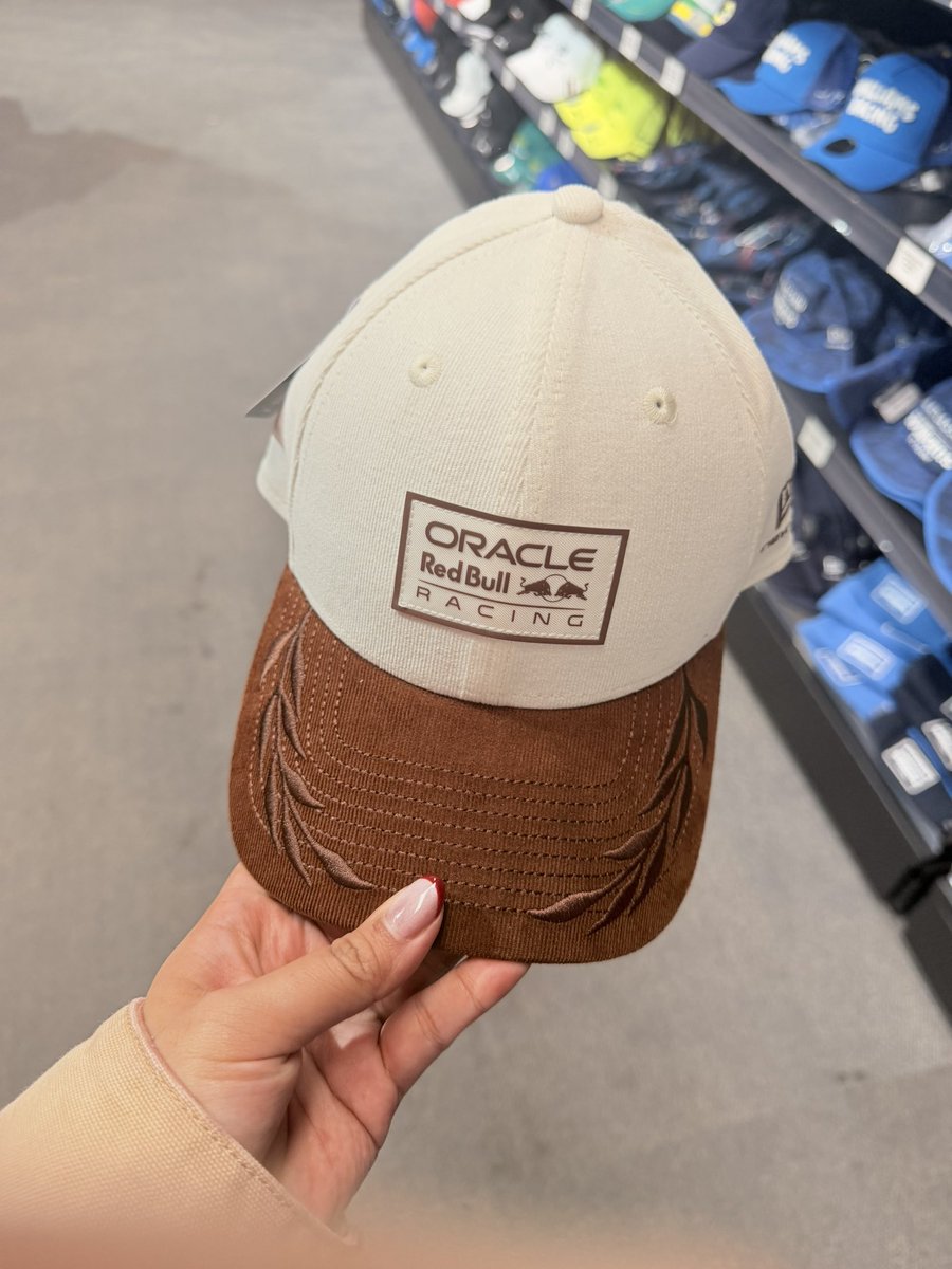 putrikusuma18's tweet photo. Halooo fans f1 indonesia yang mau jastip topi mclaren atau merch f1 bisa dm aku yaa. Si pinky ini mumpung stocknya lumayan banyak di australia. kalau mau dm akuu ya

Availability check store first ya, karena stock bisa berubah 
Close order 20 September
ETA: 30 September￼ https://t.co/RWS8OxH3OF