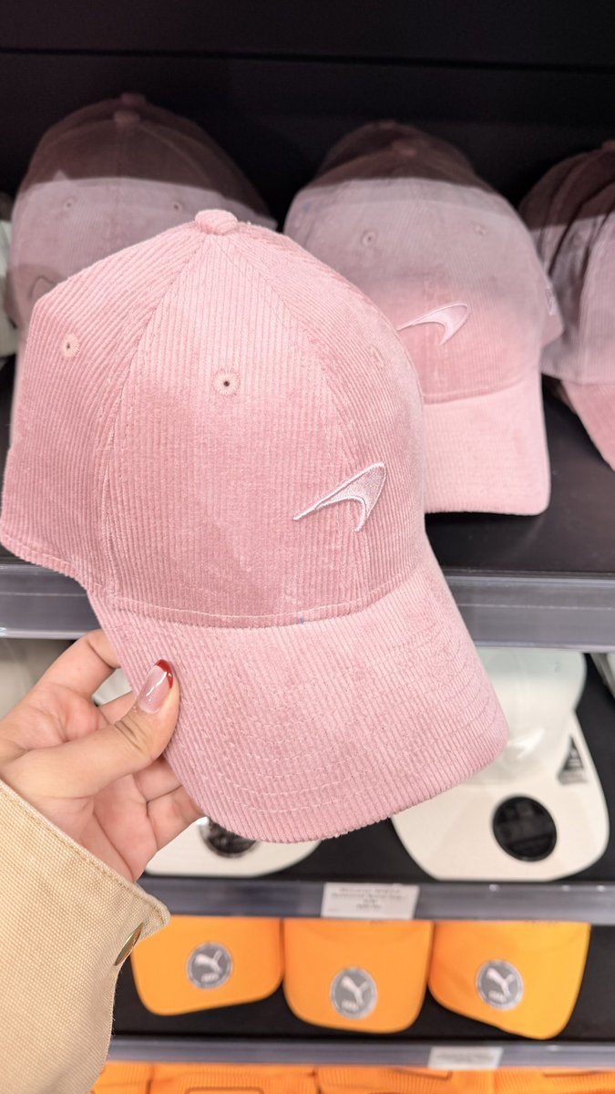 putrikusuma18's tweet photo. Halooo fans f1 indonesia yang mau jastip topi mclaren atau merch f1 bisa dm aku yaa. Si pinky ini mumpung stocknya lumayan banyak di australia. kalau mau dm akuu ya

Availability check store first ya, karena stock bisa berubah 
Close order 20 September
ETA: 30 September￼ https://t.co/RWS8OxH3OF