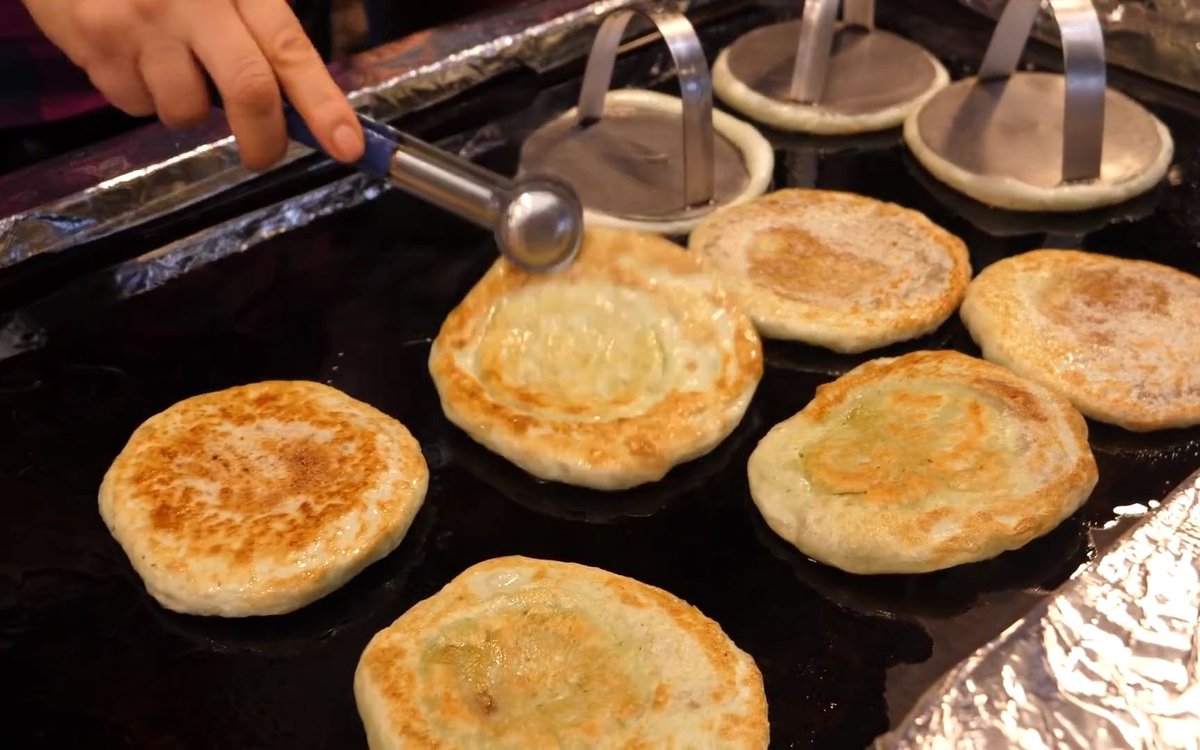LeslieCreagh's tweet photo. Craving late-night snacks This steaming Korean hotteok from the street has crispy sugar crust, oozing fillings, perfect for chilly evenings! ， https://t.co/op9cb7fi3N