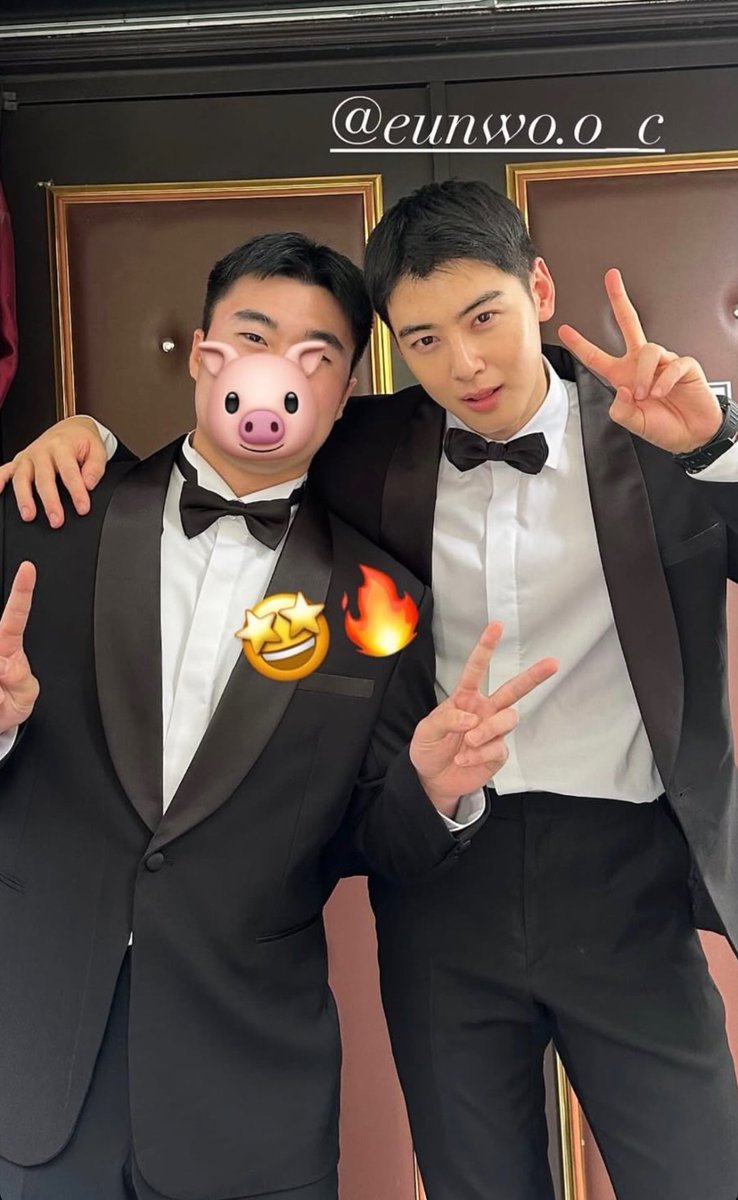 CEWNation's tweet photo. 📷 New Pictures of Sergeant Lee Dongmin with his fellow Soldiers 

Cha Eunwoo you are so beautiful inside and out 🥹💙

#CHAEUNWOO #차은우 https://t.co/JZoip7Bxee