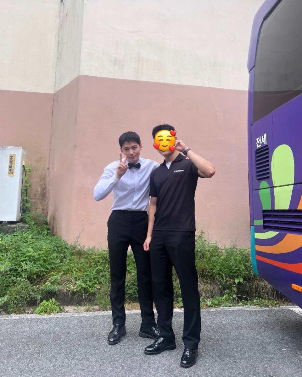 CEWNation's tweet photo. 📷 New Pictures of Sergeant Lee Dongmin with his fellow Soldiers 

Cha Eunwoo you are so beautiful inside and out 🥹💙

#CHAEUNWOO #차은우 https://t.co/JZoip7Bxee