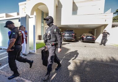 ojornaleirobr's tweet photo. Documentos mantidos sob sigilo por André Mendonça revelam apreensão de R$ 614 mil em dinheiro vivo em endereços ligados a Ciro Nogueira (PP).

A apreensão ocorreu em 7 de maio, em imóveis do senador e de seu irmão. Os agentes encontraram reais, dólares e euros, além de malas etiquetadas com nomes de terceiros e uma lista com nomes de parlamentares e números dentro da churrasqueira da casa de Ciro. Segundo uma funcionária, o senador havia pedido que os papéis fossem queimados. O significado das anotações ainda é investigado.

Os documentos vieram a público após a PGR cobrar transparência e Edson Fachin determinar que André Mendonça ampliasse a retirada do sigilo, com prazo de 24 horas. O ministro havia liberado apenas parte do material.

Os detalhes dos valores foram divulgados agora por Malu Gaspar, de O Globo. A análise dos arquivos continua e novas informações ainda podem surgir a qualquer momento.
