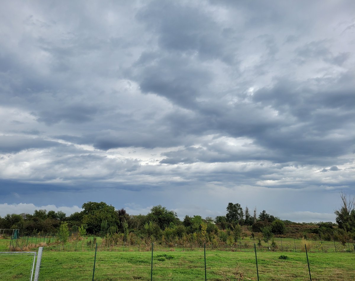 i9663vi's tweet photo. C’è chi vede solo una giornata grigia e chi ci vede un’atmosfera pazzesca da fotografare. Voi da che parte state? 🌧️📸
Buon pomeriggio. ☔️
#skyphotography #temporale #natura #cielogrigio #landscape #quiete #picoftheday #nuvole #atmosfera #naturelovers https://t.co/CVgh93Uw8W