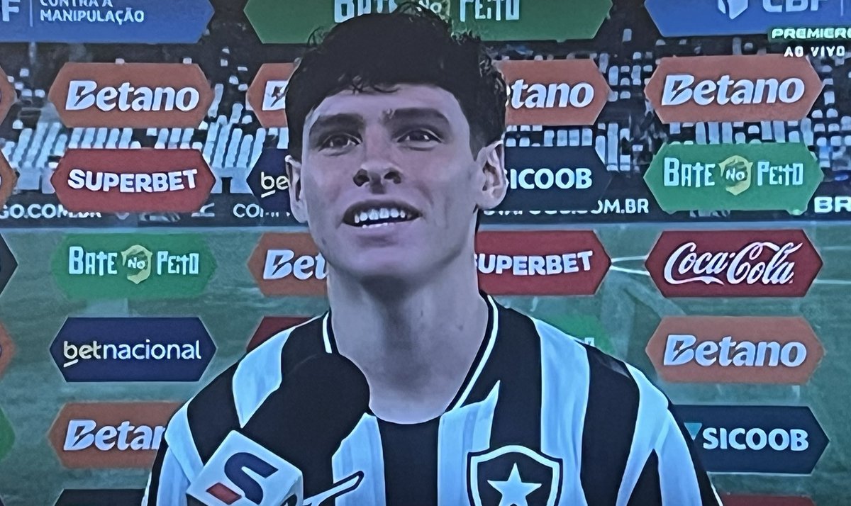fogoeterno's tweet photo. “Parece fácil, né? Vou tentar fazer mais pra o Roger (Flores)…”
Montoro, um gol, duas assistências e um corte seco na entrevista depois da vitória. https://t.co/Pzv6LeECzi