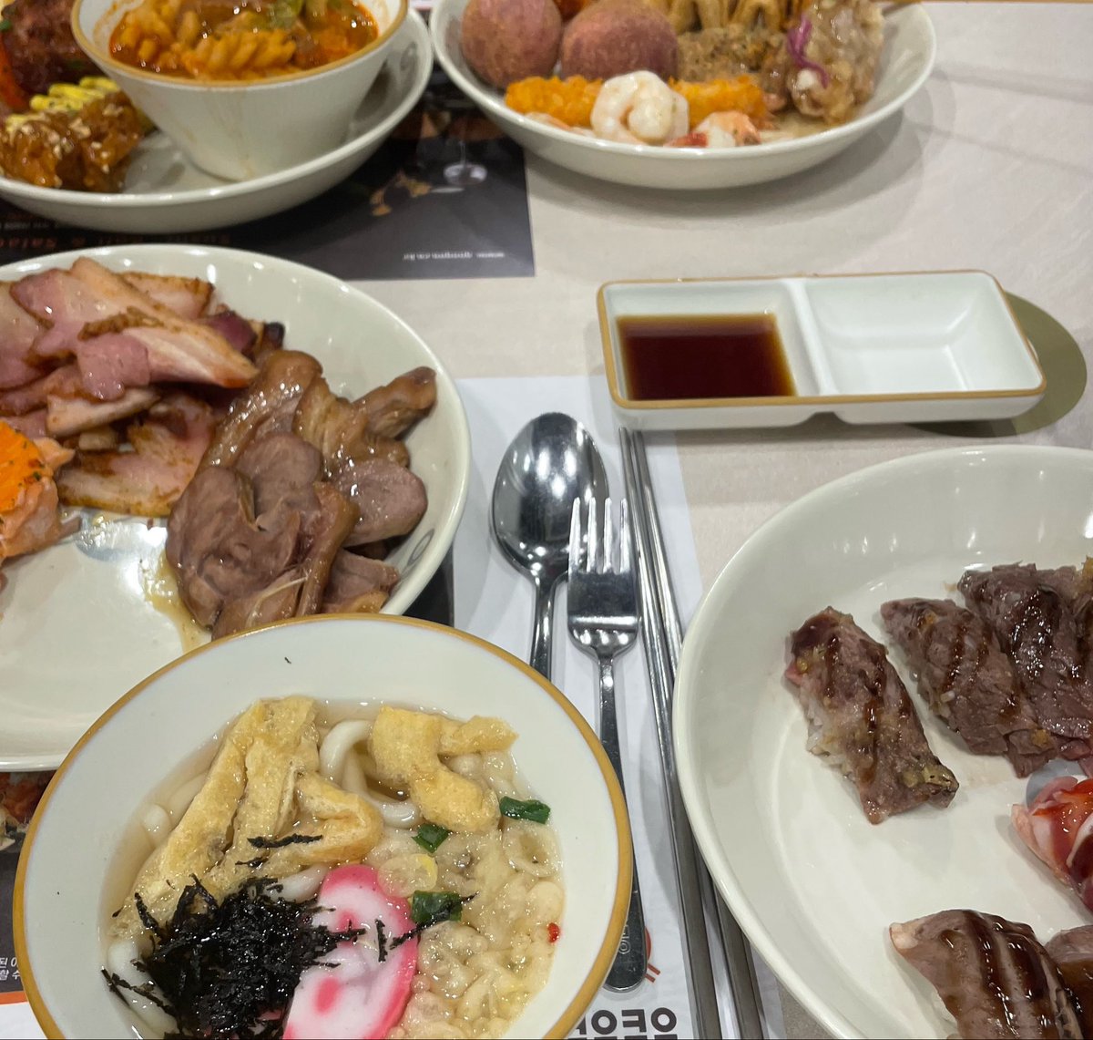 OhW0rld's tweet photo. 쿠우쿠우 너무 맛있당~!~!~!~! https://t.co/y3pEMY7HdJ