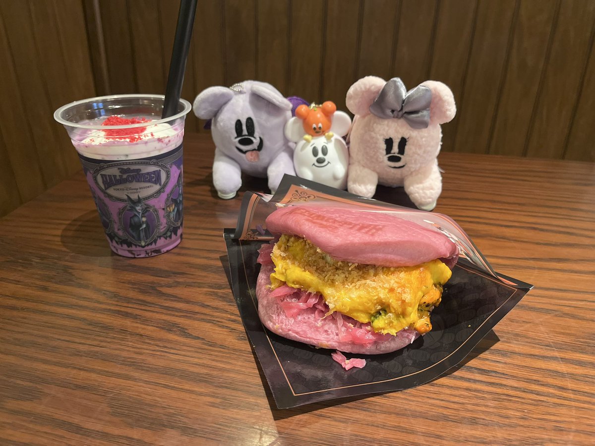 12maki05's tweet photo. ニューヨーク・デリ
『スペシャルサンド（スパイシーチキン＆パンプキングラタン）』
『スペシャルドリンク（紫イモ、ミルク、コーヒーゼリー』
『グミキャンディー、ミニスナックケース付き』

サンドはチキンとグラタンでなかなかボリューミーだし、美味しかった🥪
スナックケースかわいい👻🎃 https://t.co/rM6LAeXjQX