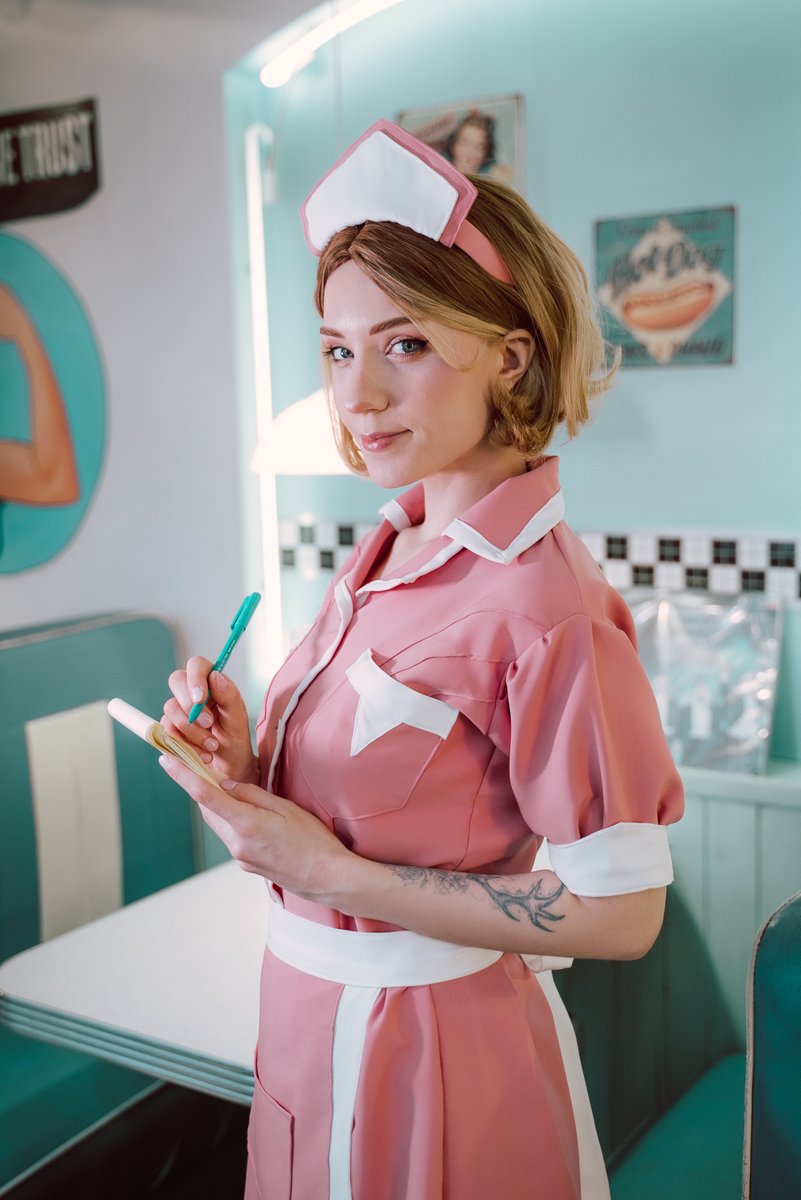valeriefreshor1's tweet photo. Another cup of coffee for you, darling?🌸
(And another perfect day in the "Oh Deer Diner"🌸)
.
.
#alanwakecosplay #alanwake #rosemarigoldcosplay #rosemarigold #alanwake2 https://t.co/NaKuAi562C