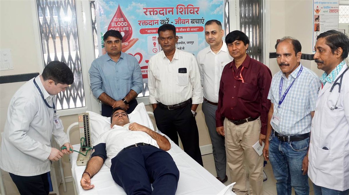 DIPRRajasthan's tweet photo. 17 सितम्बर से 17 अक्टूबर तक चलेगा स्वैच्छिक रक्तदान अभियान
जिला कलक्टर संदेश नायक ने किशनपोल स्थित सैटेलाइट अस्पताल में किया रक्तदान
मानव हित में सभी से की रक्तदान की अपील

https://t.co/4F4Z1wSDTw https://t.co/rs2VKqol39