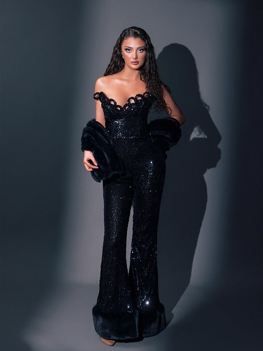 dejzip100's tweet photo. In the space between softness and strength, between glamour and restraint, she found that power doesn’t rush — it arrives right on cue ® https://t.co/JnGumQ2yt2