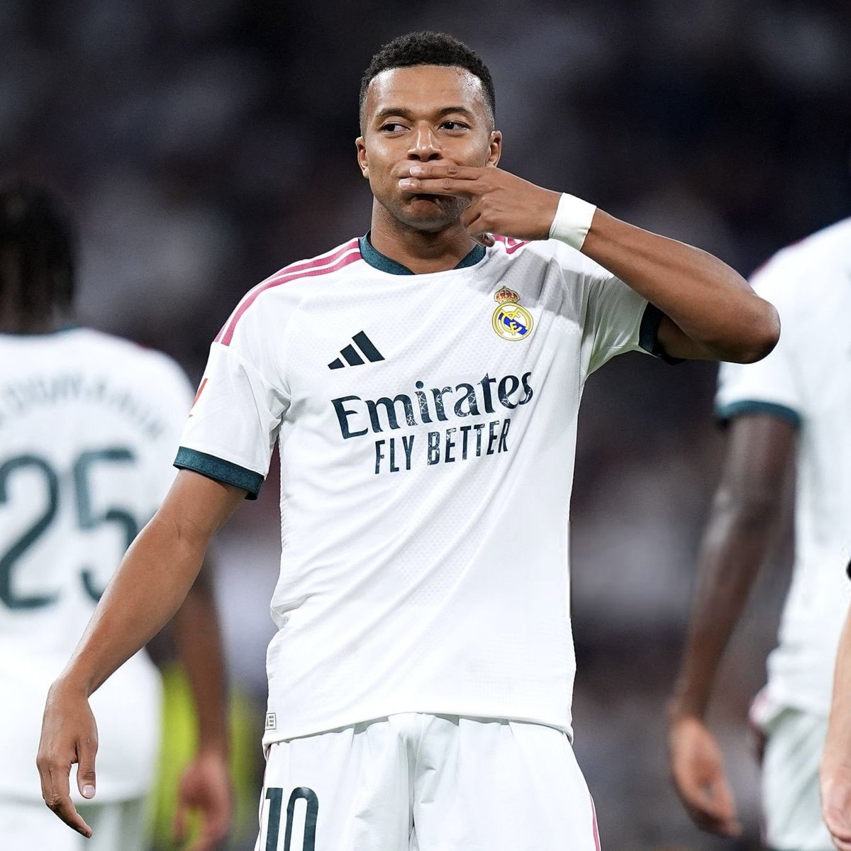 ActuFoot_'s tweet photo. 🚨 Kylian Mbappé 🇫🇷 : « QUAND TU ES JOUEUR DU REAL MADRID, TU PASSES À UN NIVEAU SUPÉRIEUR… » 🔝🤍

🎙️ @diarioas https://t.co/eDfDQMUWrN