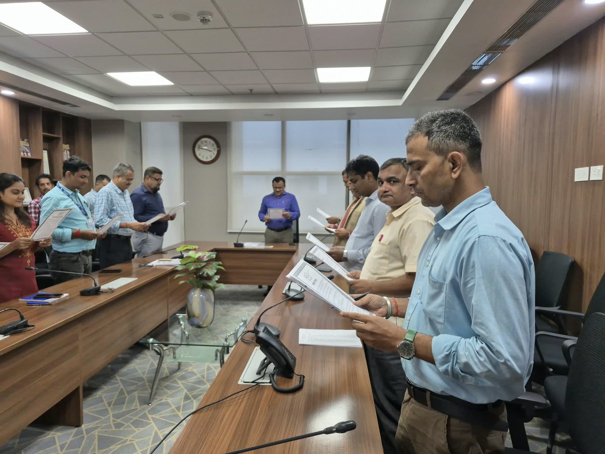 stpi_kolkata's tweet photo. स्वच्छता ही सेवा 2026 अभियान के अंतर्गत आज एसटीपीआई-कोलकाता कार्यालय में स्वच्छता शपथ ग्रहण का आयोजन किया गया। सभी अधिकारियों/कर्मचारियों ने स्वच्छ भारत, विकसित भारत के संकल्प को दोहराया। #SHS2026 #SwachhataHiSeva #STPIKolkata https://t.co/NTbBw8zOw5