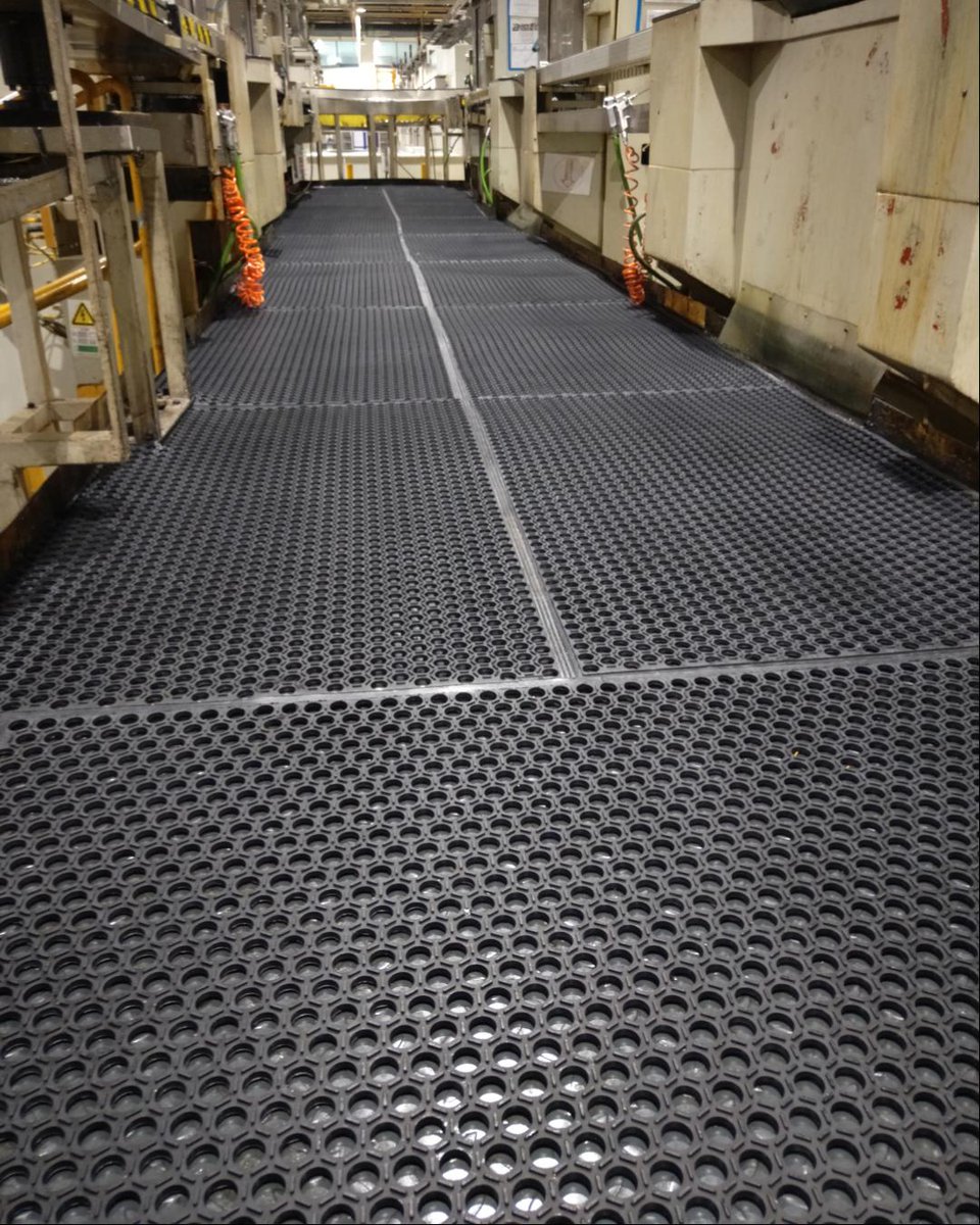 PAALERMat's tweet photo. Wet, oily or slippery areas? Today’s PAALER Safety Minute: Andiva™ Anti-Fatigue Matting — designed for drainage and traction in demanding work environments.  #FloorSafety #IndustrialSafety #AntiSlip #Andiva #PAALER #AntiFatigueMat #WorkplaceSafety #NSC2026 https://t.co/Hw6gQkZII3